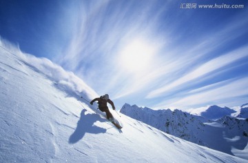 山坡上的人滑雪