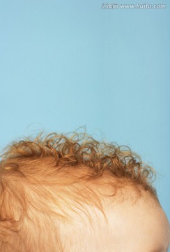头上的红发婴儿