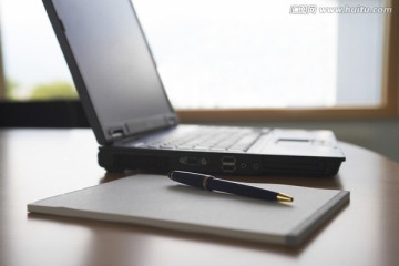 桌上的笔记本电脑