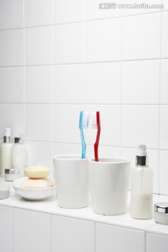 白色浴室架上的牙刷