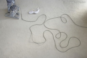 地毯上的吸尘器和鞋子