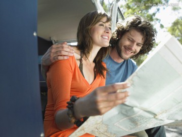 青年夫妇阅读地图