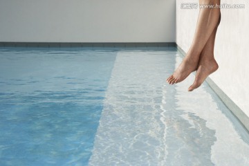 女子垂在泳池边的脚