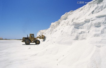 挖掘机卡车进入雪墙