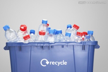 装满空塑料瓶的容器