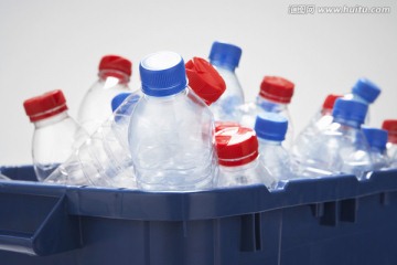 装满空塑料瓶的容器