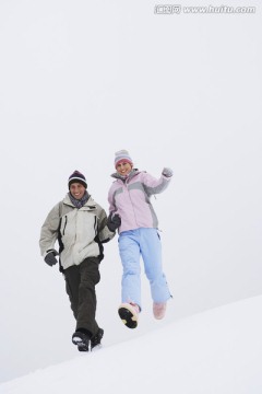 夫妇跑下雪山