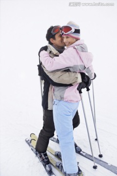 夫妇在滑雪场滑雪