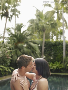 情侣在花园接吻