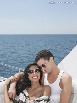 海上游艇上的年轻情侣