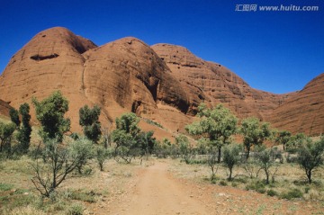 通往岩石地层的泥土路