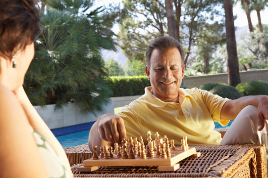 游泳池边下棋