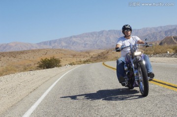 公路上骑摩托车