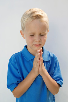小男孩祈祷