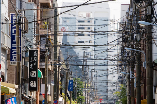 电气线路纵横交错 