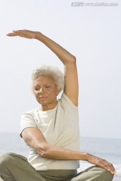 老妇女做瑜伽