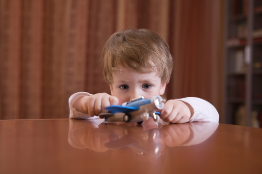 玩玩具飞机的男孩