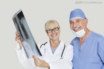 男性外科医生和女医生分析X片