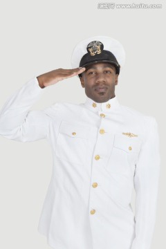 敬礼的美国海军军官