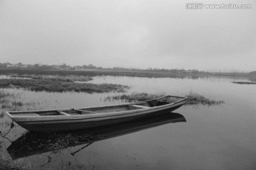 湖边孤独的小木船（渔船）