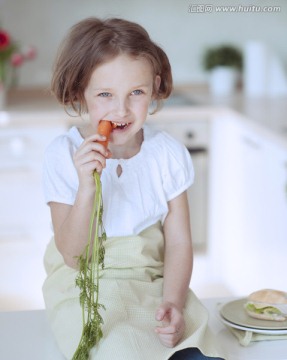 小女孩吃胡萝卜