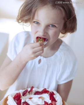 吃草莓的女孩