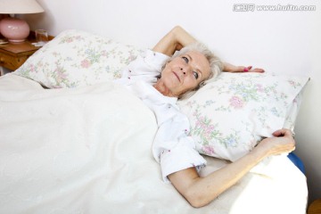 躺在床上的女人