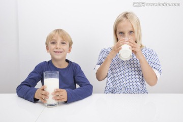 喝牛奶的孩子