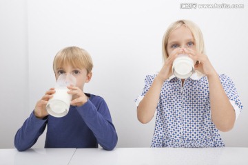 喝牛奶的孩子