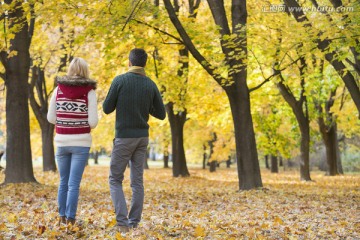 秋季在公园散步的夫妻