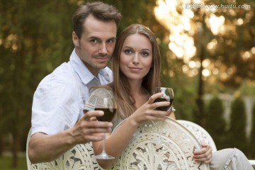 浪漫夫妻 喝红酒