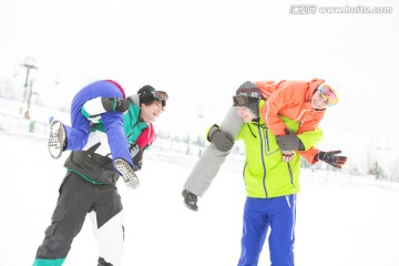 在雪中嬉戏的年轻夫妇