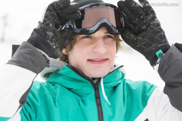年轻人带着滑雪镜在户外