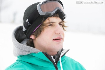 年轻人带着滑雪镜在户外