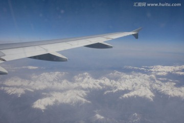 法国飞机上覆盖着白雪