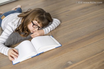 在地板上读书的少女