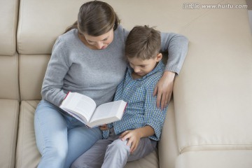 母亲和儿子读书