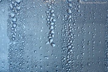 窗户玻璃上的水滴