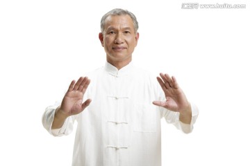 穿太极服的老人