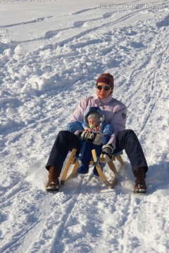 母亲与孩子的雪橇