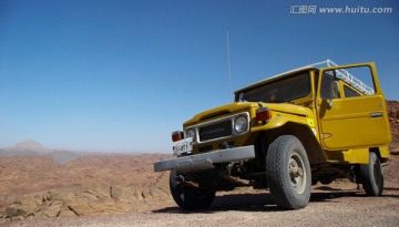 沙漠中的黄色吉普车