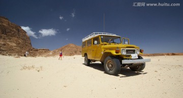 沙漠中的黄色吉普车
