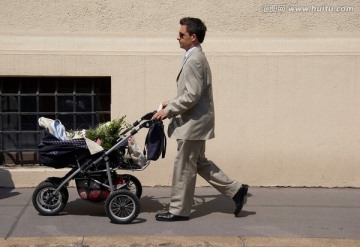 男子与婴儿车