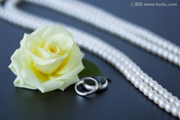 结婚戒指和玫瑰