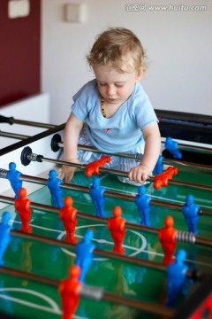 婴儿玩桌上足球