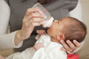 婴儿喝牛奶