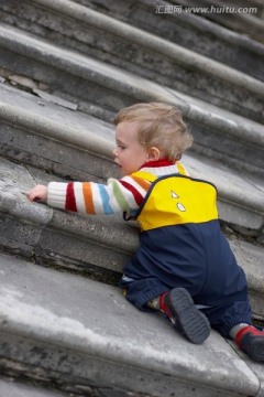 婴儿爬楼梯