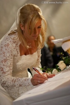 新娘签署文件