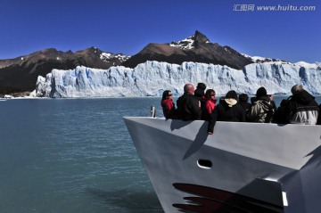 游客享受莫雷诺冰川