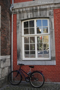 停在大楼前的自行车